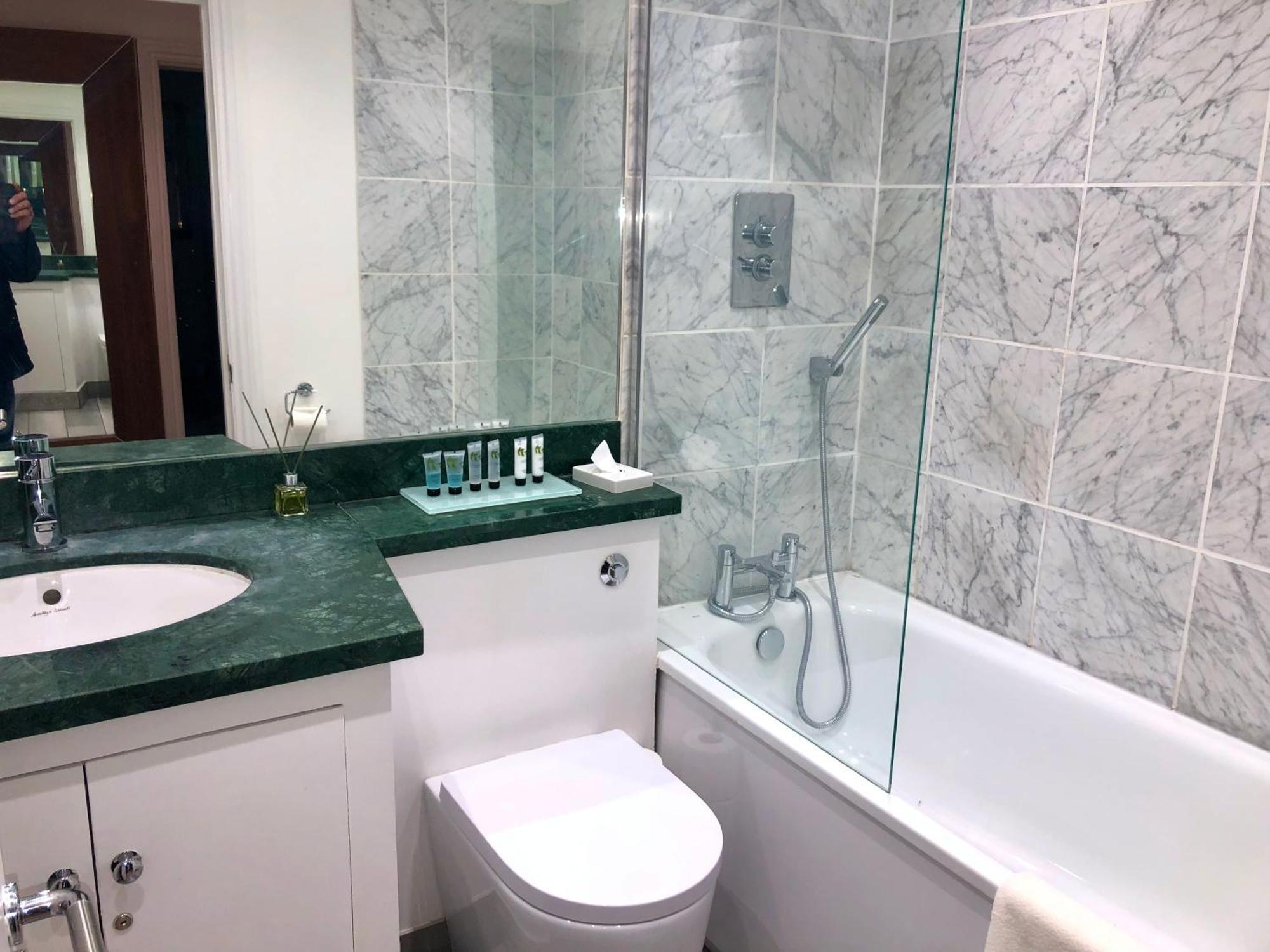 Superbly Located 2 Bedroom Luxury Apartment Bath Exterior photo